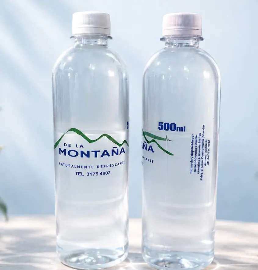 Dos botellas de 500 ml de Agua de la Montaña bajo la luz del sol