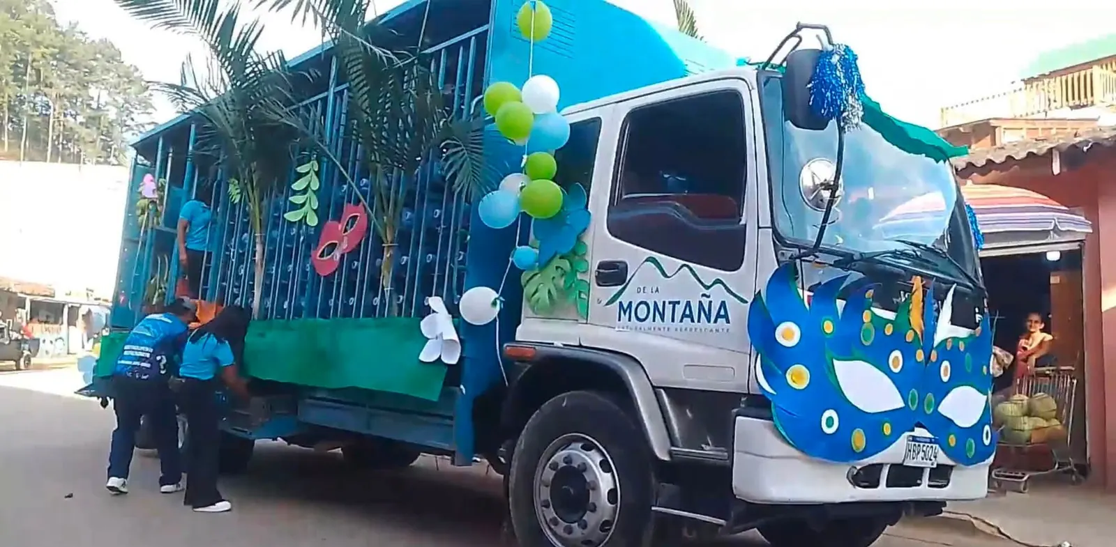 El camión de reparto de Agua de la Montaña decorado para el desfile de la feria