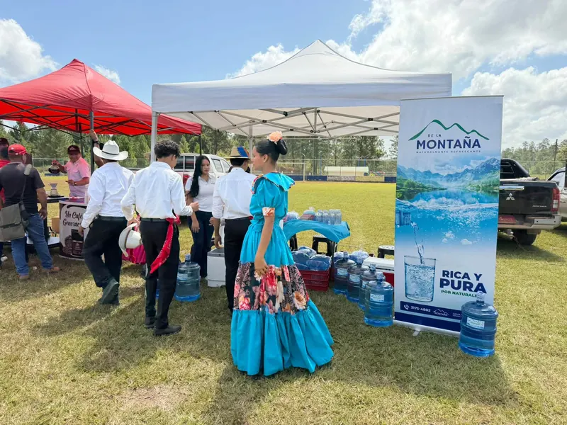 Bailarina folclórica frente al stand de Agua de la Montaña